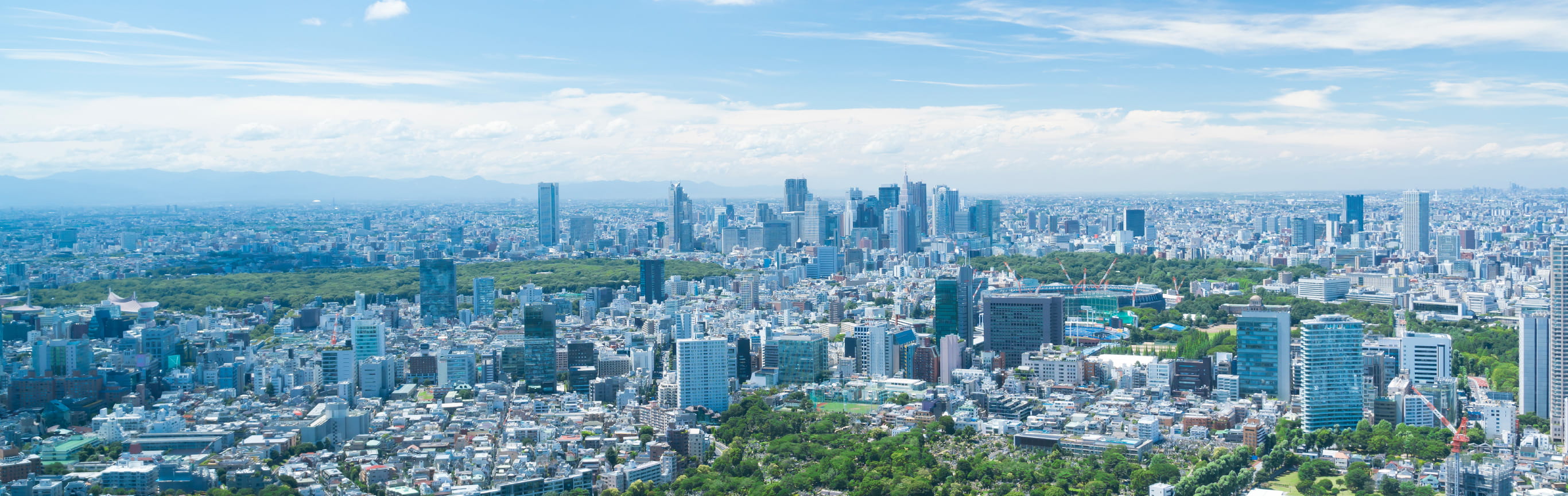 空とビルの街並み